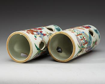 LYKTOR/PERUKSTOCKAR, ett par, porslin. Qing dynastin, 1800-tal.