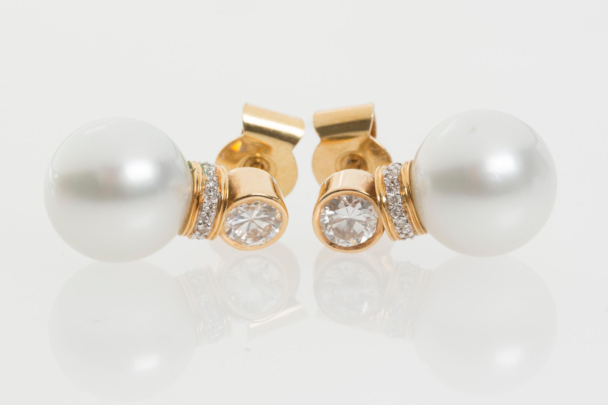 ÖRHÄNGEN, ett par, 18K guld med South Sea pärlor samt diamanter.