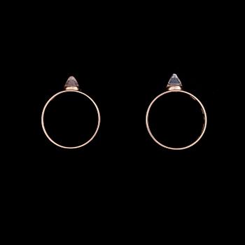 RINGAR, 2 st, guld 14K med rosenkvarts, Elis Kauppi, Kupittaan Kulta, Åbo 1959. Totalvikt 7,3 g.