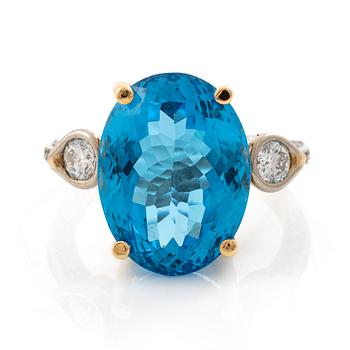Ring, Mandelstam, 18K guld och vitguld med blå topas och briljantslipade diamanter.