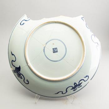 A large blue and white charger, Qing dynasty, Kangxi (1662-1722). "Study-piece".