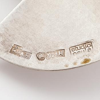 Paula Häiväoja, a sterling silver brooch with a natural stone "kiveen sidottu musta". Pentti Roos/Studio Paula, Helsinki.