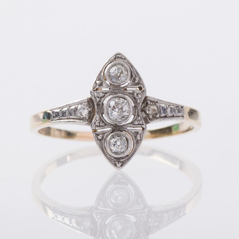 RING, 14K guld samt vitguld med tre gammalslipade diamanter, ca 0.20 ct.