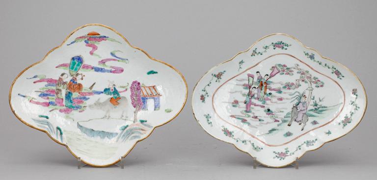 FAT PÅ FOT, 2 st,  porslin, Kina 1900-tal.