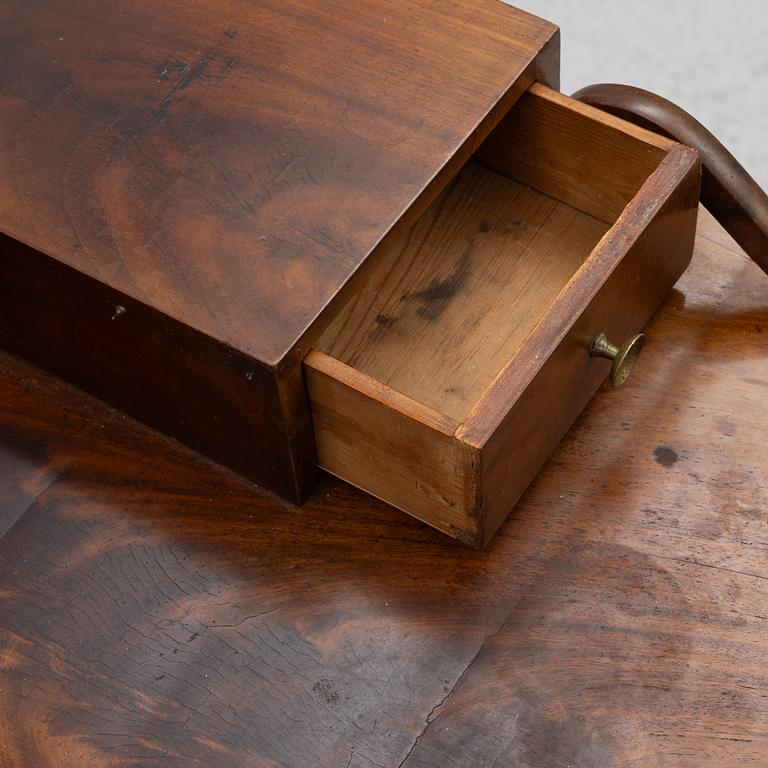 A dressing, 19th century.