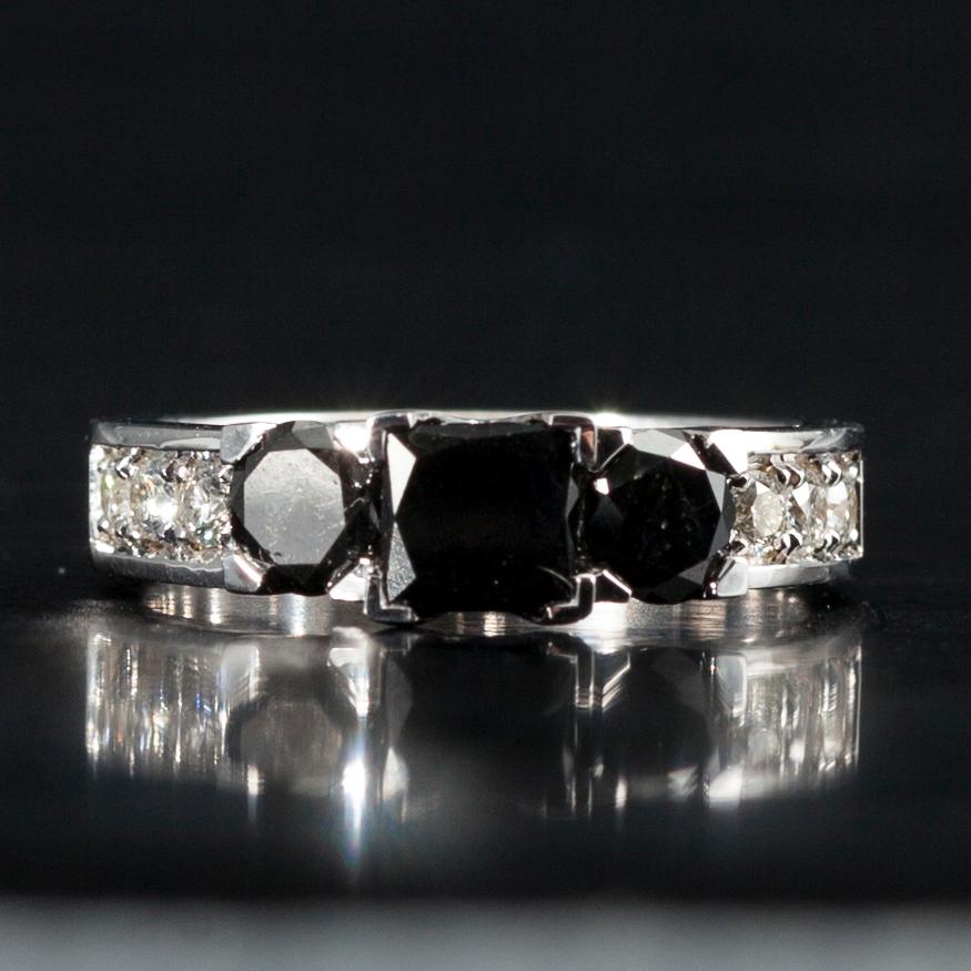 RING, vitguld 14K, prinsess- och briljantslipade diamanter, tot. 1,77 ct. Vikt 4 g. Intyg.