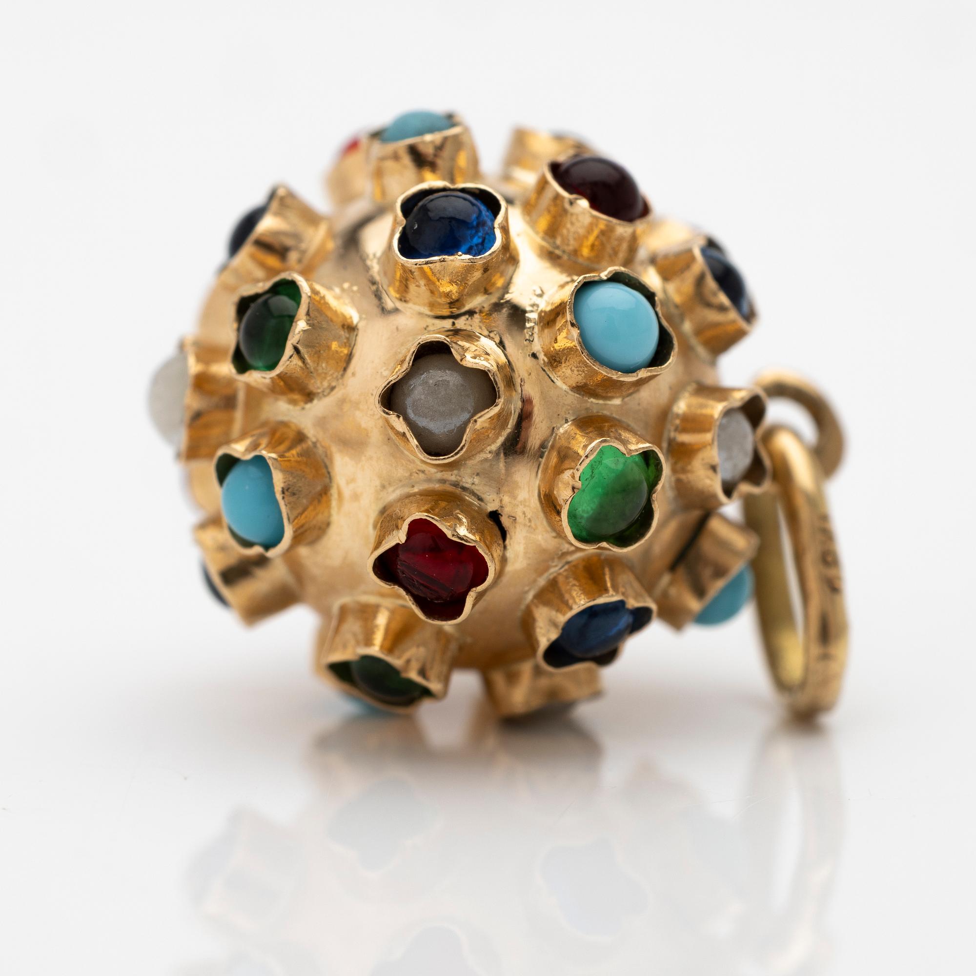 18K gold pendant.