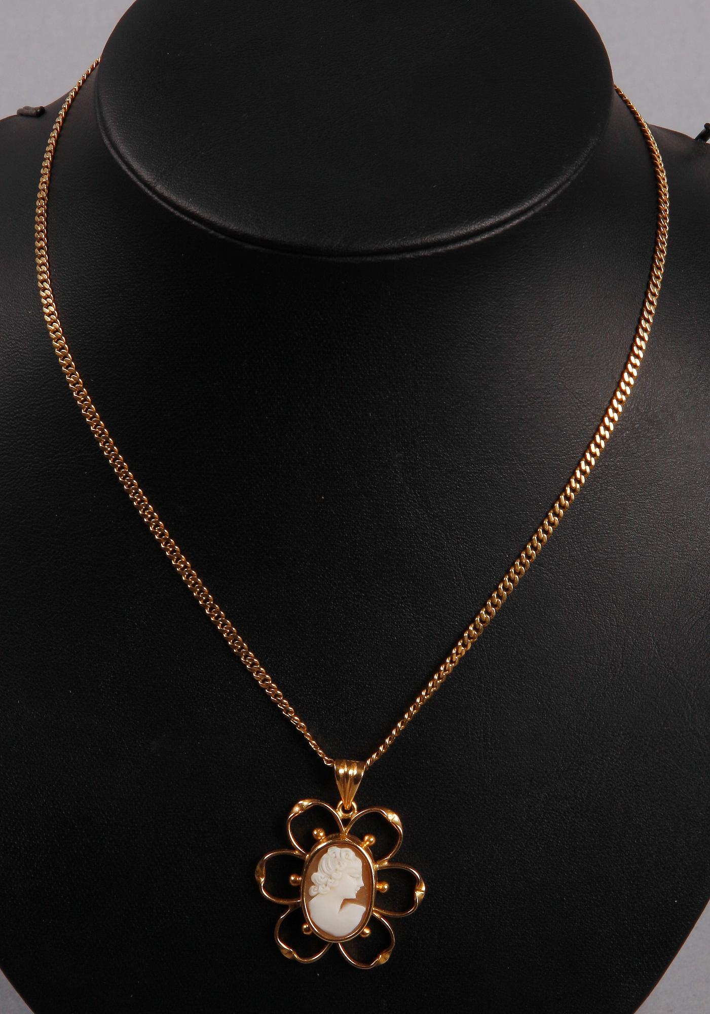 CAMÉ MED HALSKEDJA, guld 18K, bl a 1947, totalvikt 13,4.