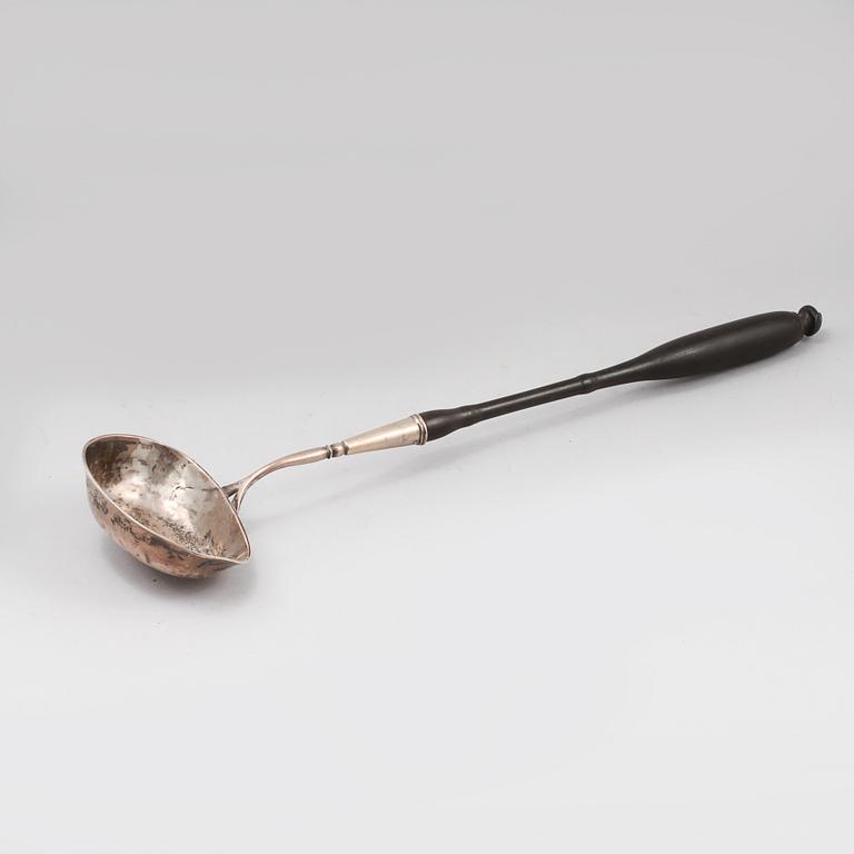 SOPPSLEV, silver och trä, Anders Hallman, Stockholm, 1797. Vikt ca 120 g.