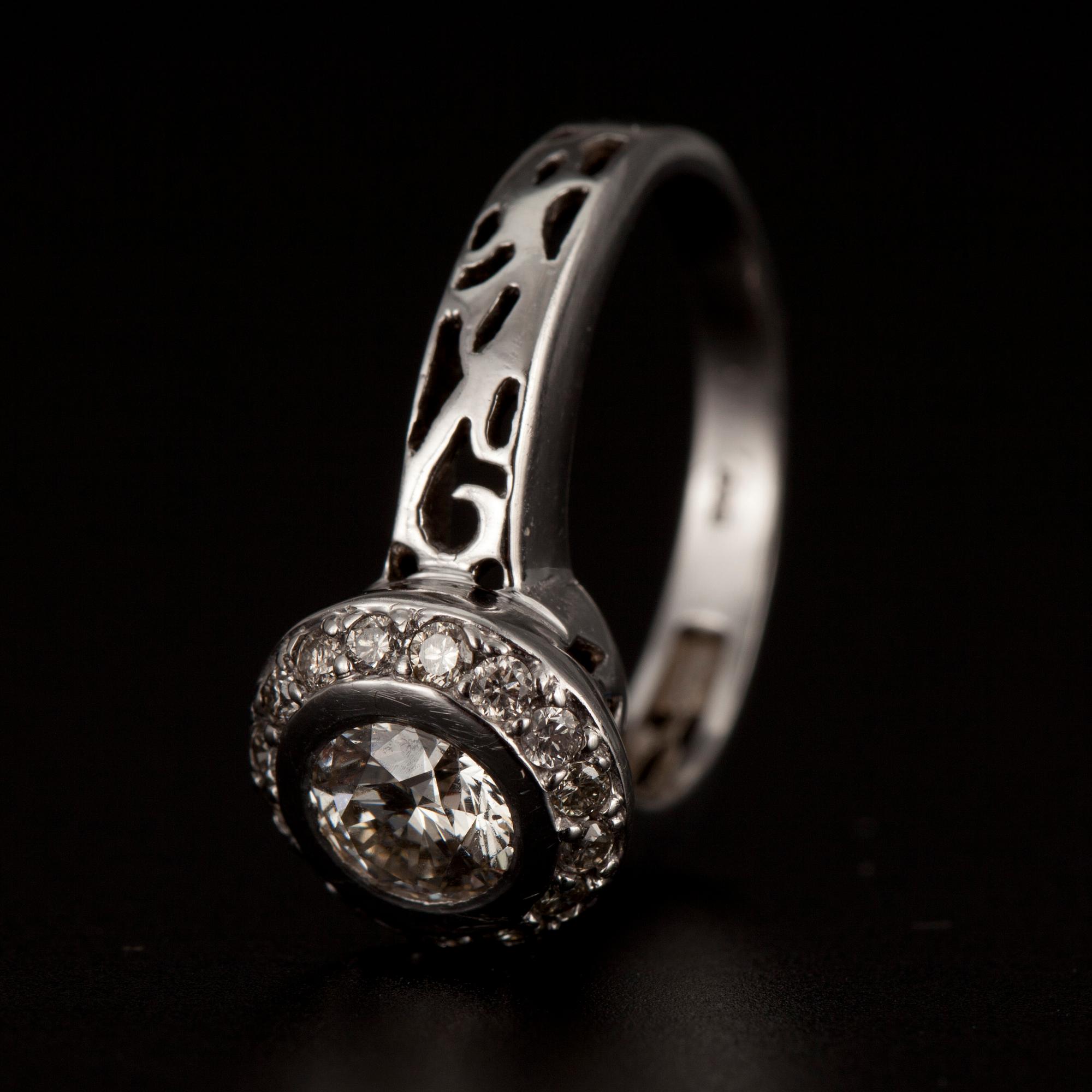 RING, vitguld 14K, briliantslipade diamanter totalt 0,76 ct. (1x 0,60 ct och 16x 0,01ct).