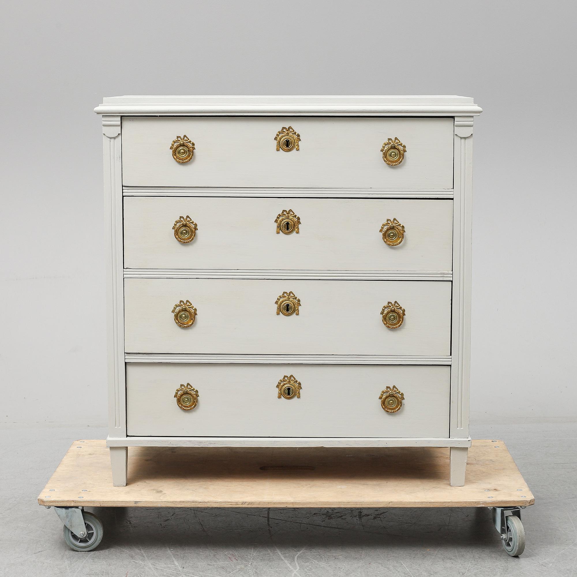 A first half of the 20th Century chest of drawers.