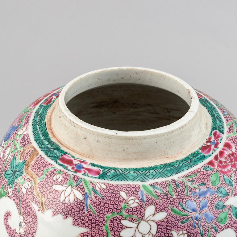 A famille rose jar, Qing dynasty, 18th Century.