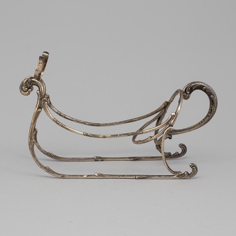 A PLATE BOTTLE STAND, 19th century.