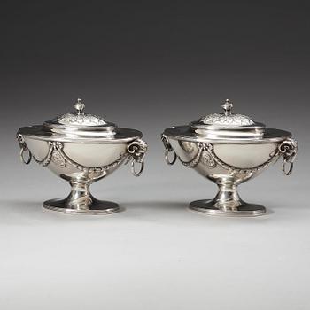 A pair of English 18th century sauce-tureens, possibly of John Robins, London 1784.