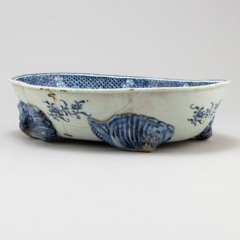 A blue and white export porcelain serving dish, Qing dynasty, Qianlong (1736-95).