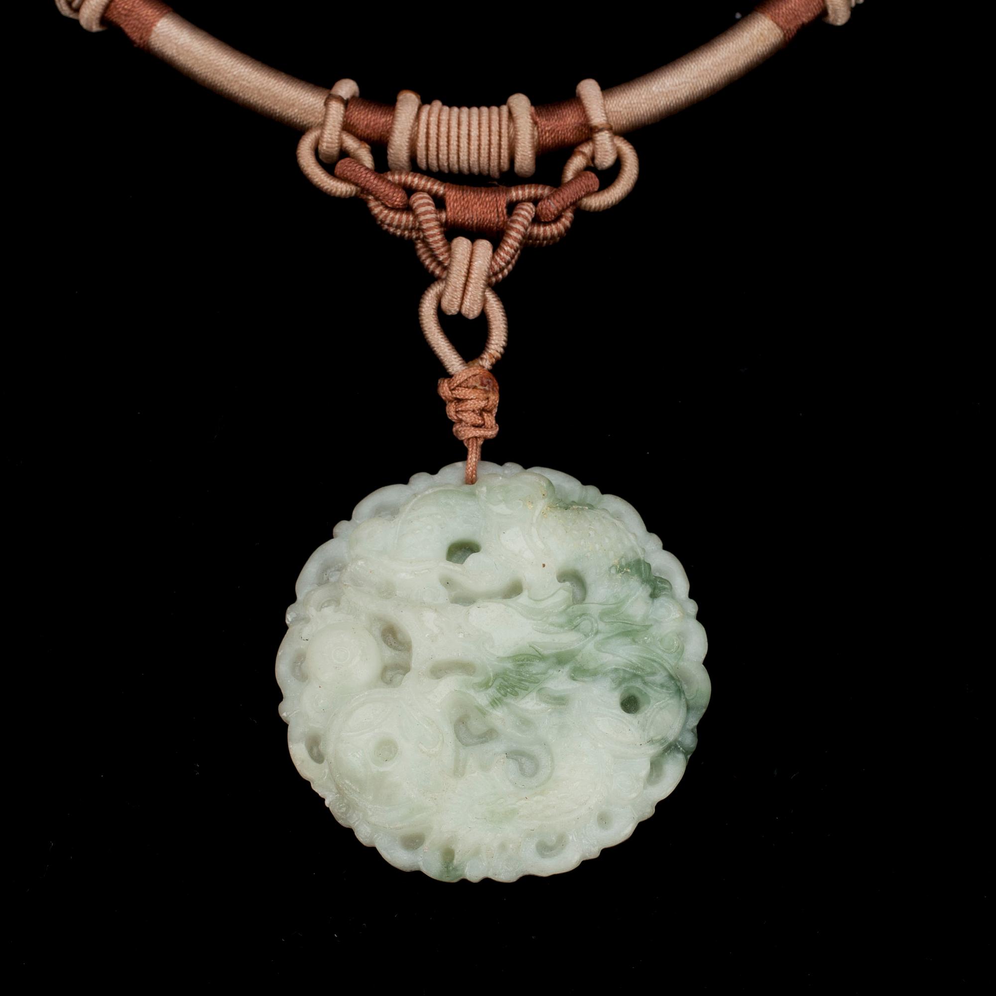 HALSBAND, Kina, jadeit och sidentråd, nyproduktion.