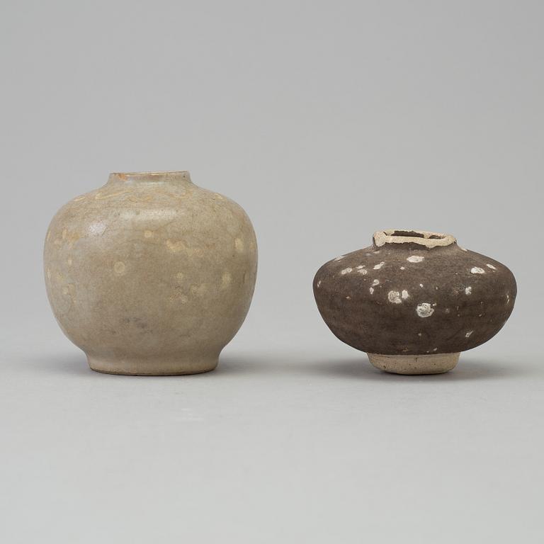 URNOR, två stycken, sjögods. Kina, för sydostasien, 1400/1500-tal.