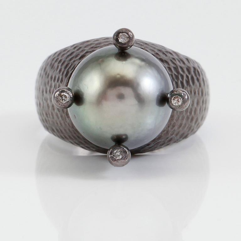 RING, svärtat silver, thaitipärla samt diamanter.