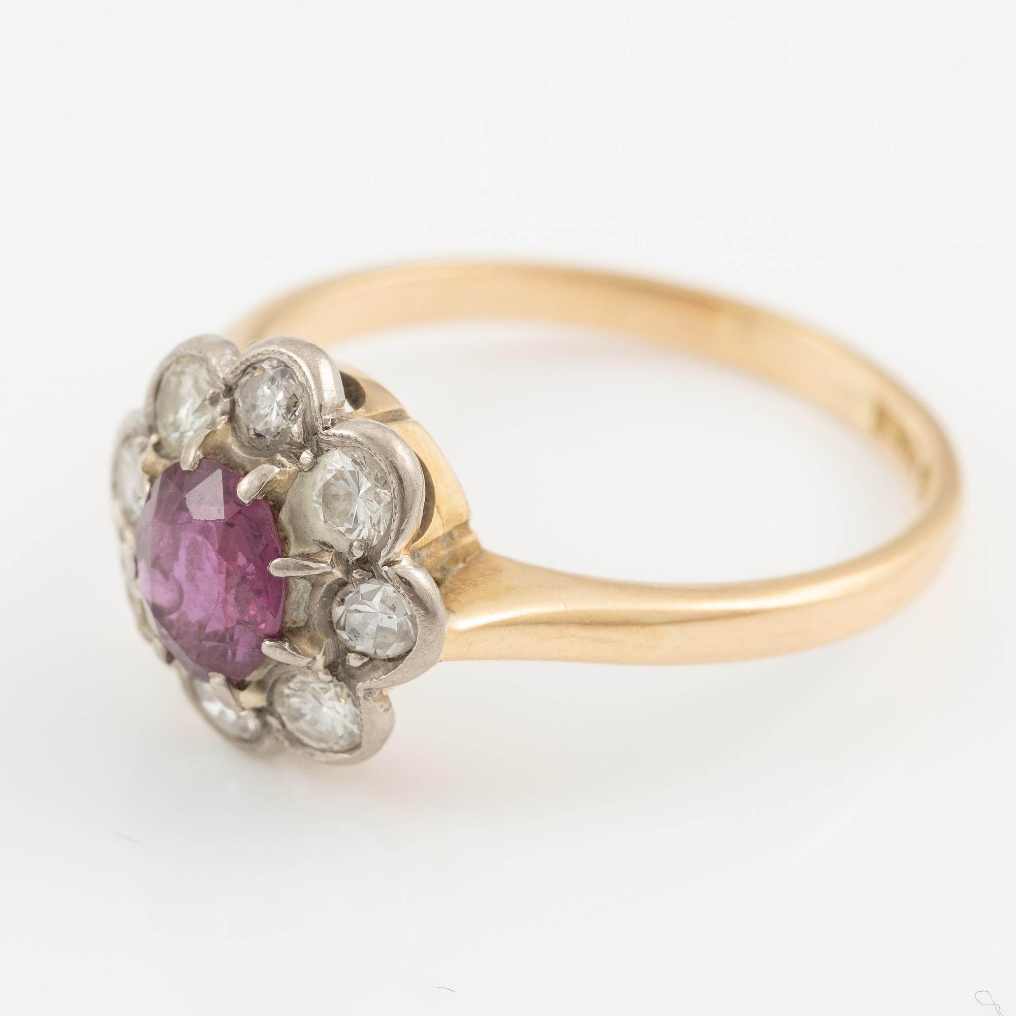 Ring, 18K gold with ruby and brilliant-cut diamonds.