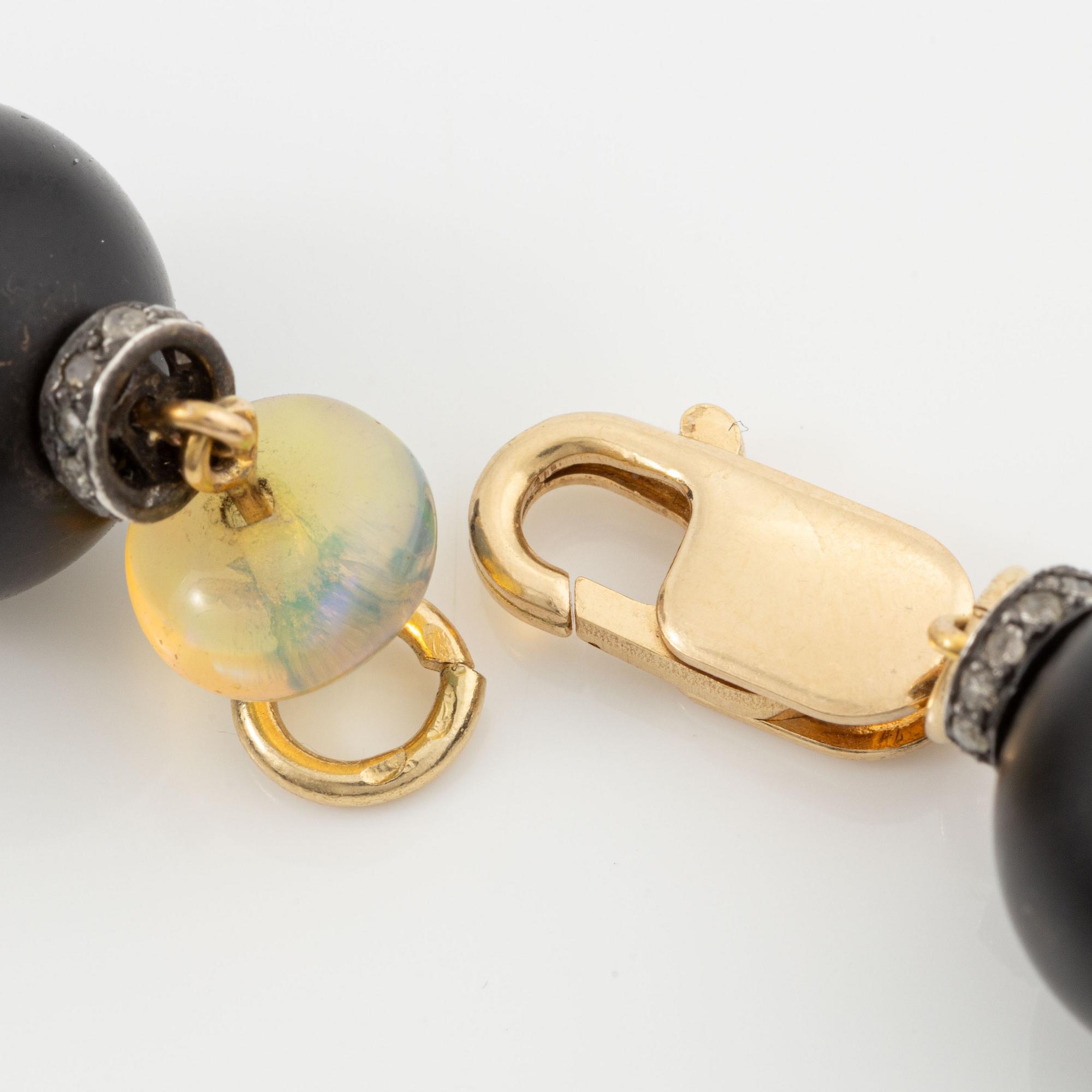 Collier, 18K guld med onyx, opal och diamanter.