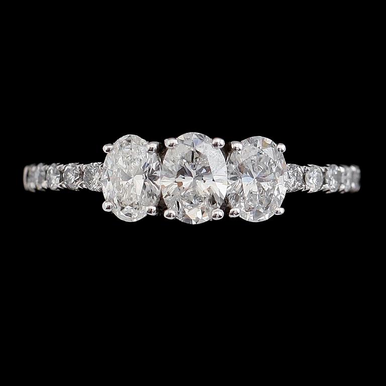RING, 18 k vitguld, diamanter tot ca 1.13 ct.