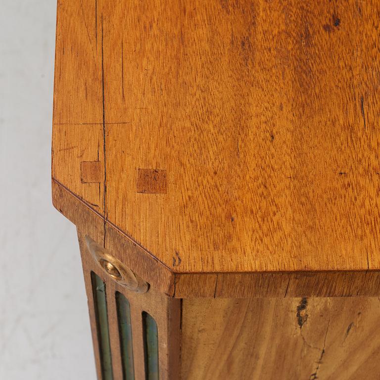 Byrå, sengustaviansk, sent 1700-tal.