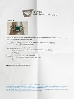 Sormus, 18K valkokultaa, samragdi n. 0.65 ct ja timantteja n. 0.33 ct yht.