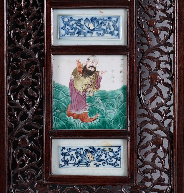 PANELER, 2 stycken, trä och porslin, Kina, 1900-talets andra hälft.