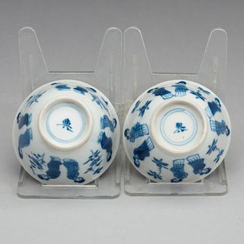 A pair of blue and white cups with stands, Qing dynasty, Kangxi (1662-1722).