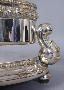 JARDINIERE, nysilver med glasinsats, omkring sekelskiftet 1800/1900, bär otydl stämpel.