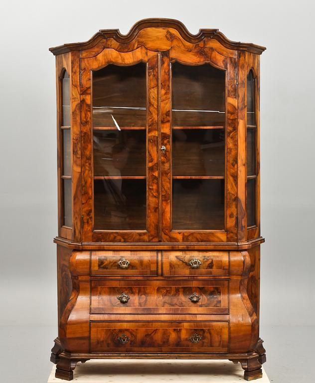 VITRINSKÅP, rokokostil. 1800-tal. Holländsk typ.