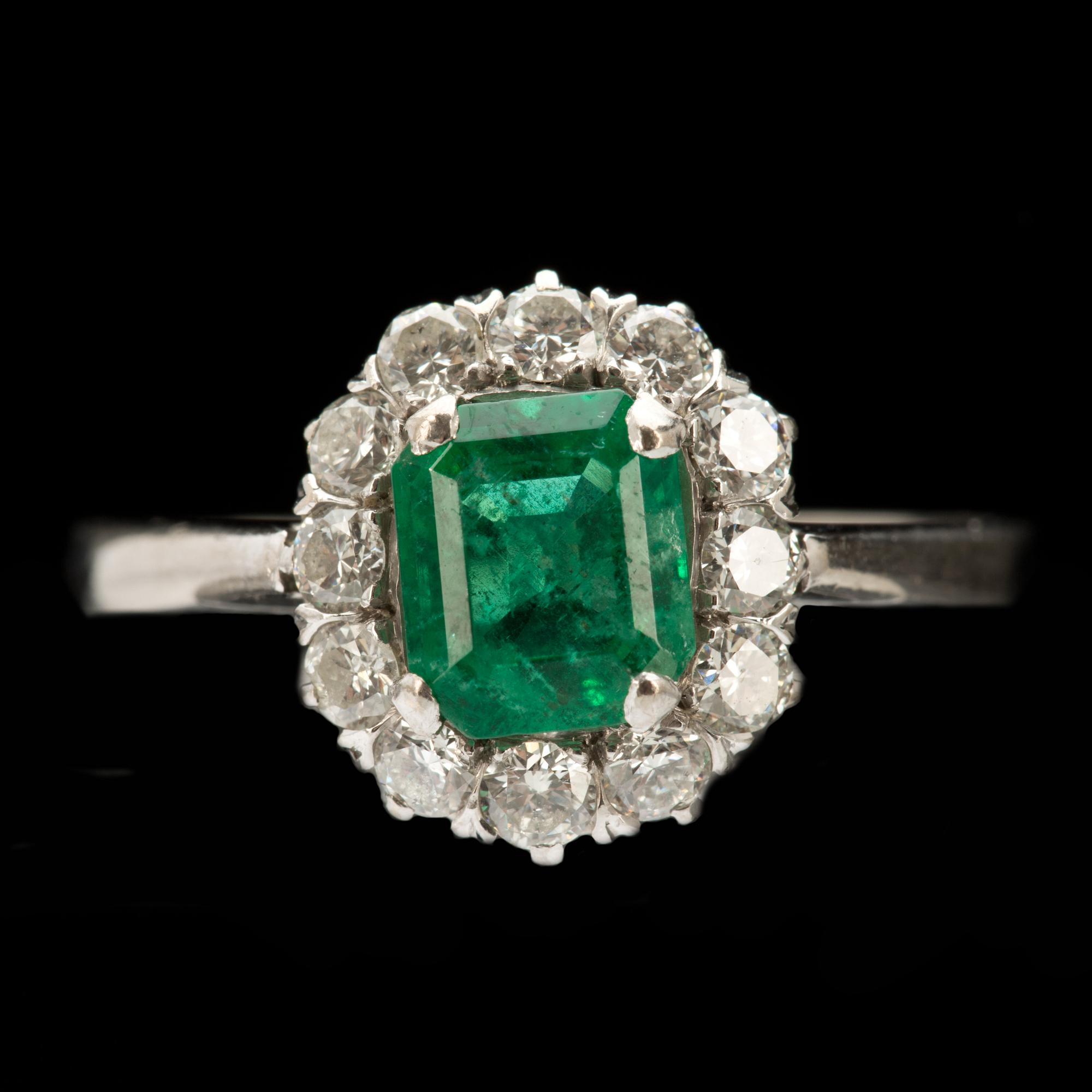 RING, 18k vitguld med smaragd 1,20ct och briljantslipade diamanter ca 0,60ct. Vikt ca 5 g.