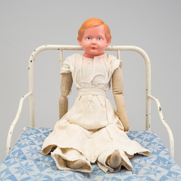 DOCKSÄNG med DOCKA Schildkröt-Puppen, 1900-talets första hälft.