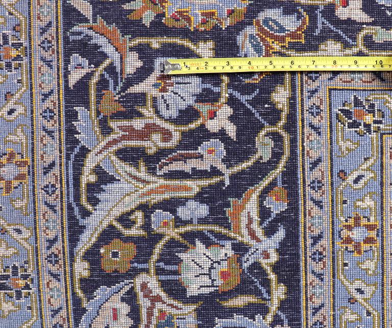 A KESHAN RUG, 400 x 308 cm.
