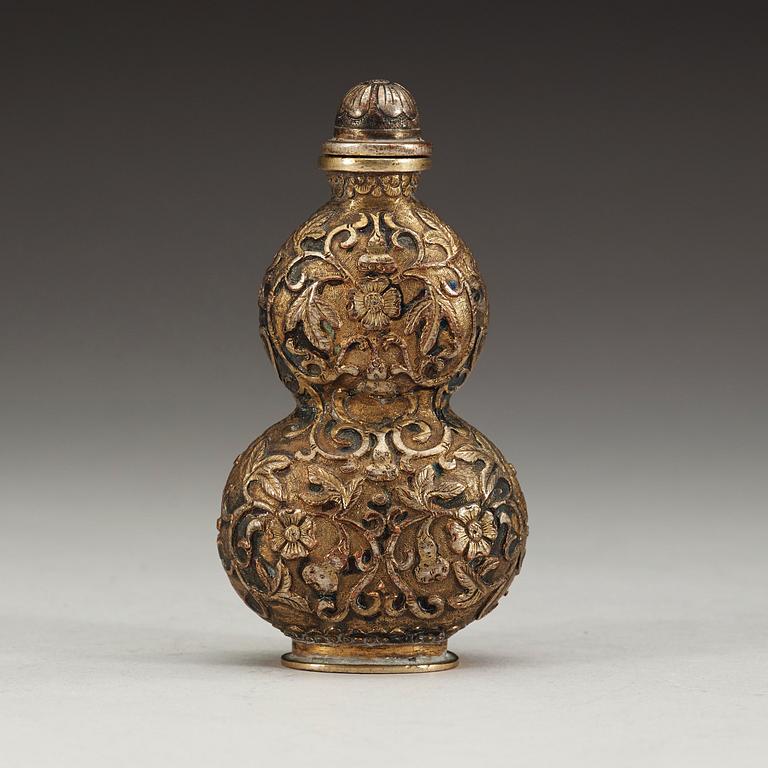 A silvered copper alloy snuff bottle with stopper, late Qing dynasty (1644-1912), with Qianlong four character mark.