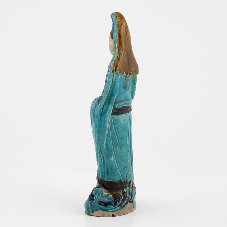 An earthenware Guanyin figurine, Qing dynasty, 19th century.