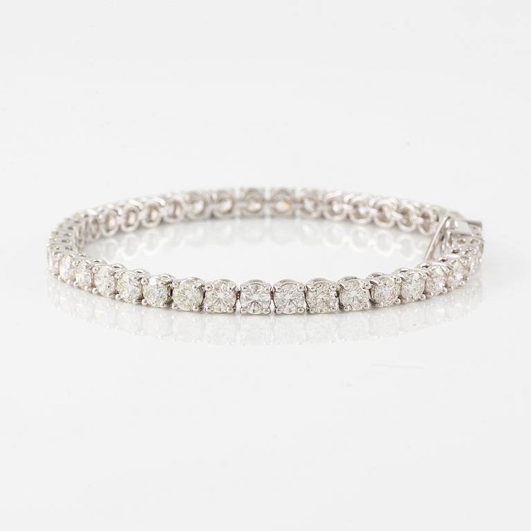 Tennis bracelet in 18K white gold with brilliant-cut diamonds.