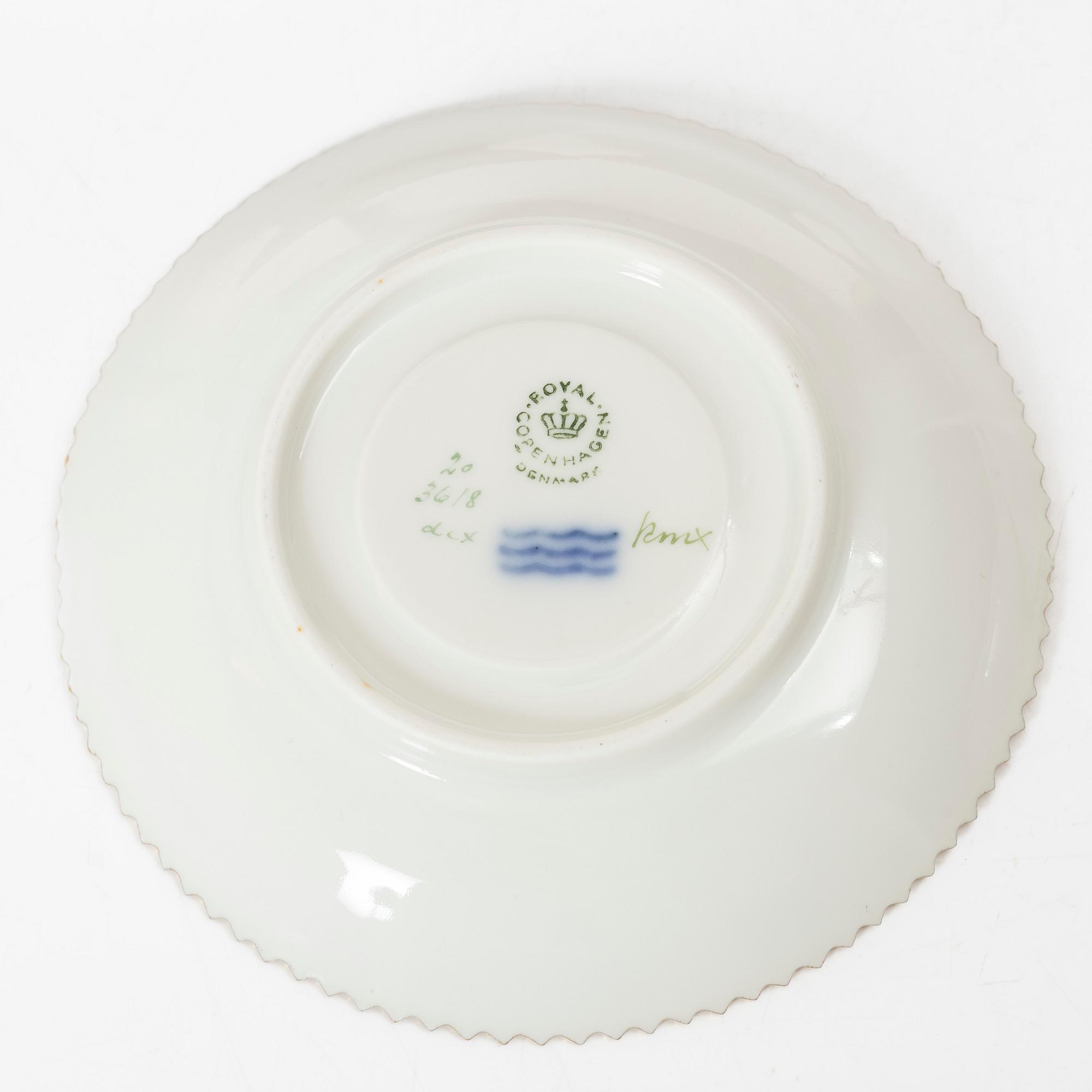 Kaffekoppar med fat, fyra stycken, porslin. 'Flora Danica', Royal Copenhagen, Danmark, 1900-tal.