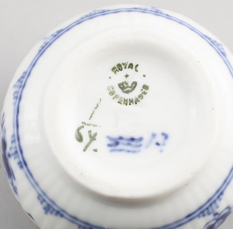 CREMEKOPPAR OCH BRICKA, 10 delar, porslin, "Musselmalet",  Royal Copenhagen.