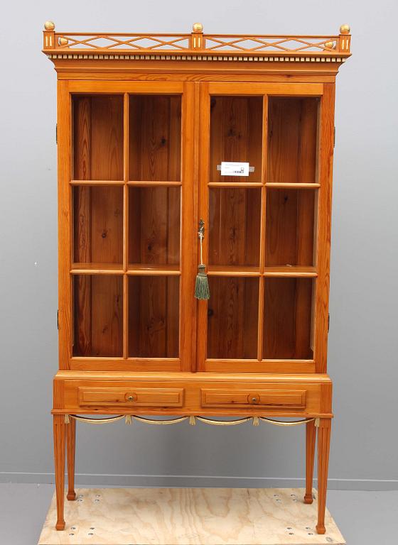 VITRINSKÅP, gustaviansk stil. 1900-tal. Lysberg & Hansen, Bredgade, Köbenhavn.