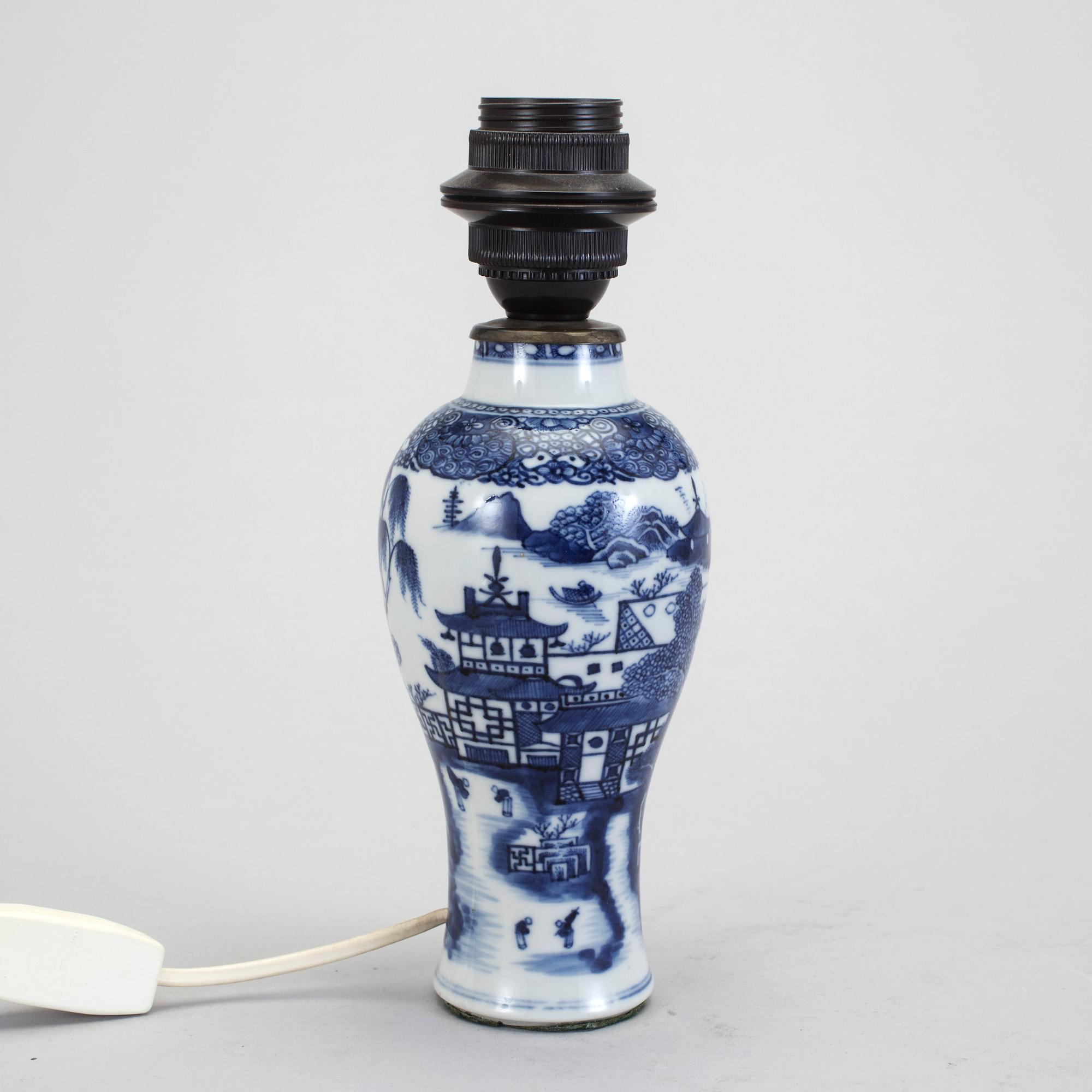 BORDSLAMPA. Porslin. Kina, Qianlong, 1736-95.