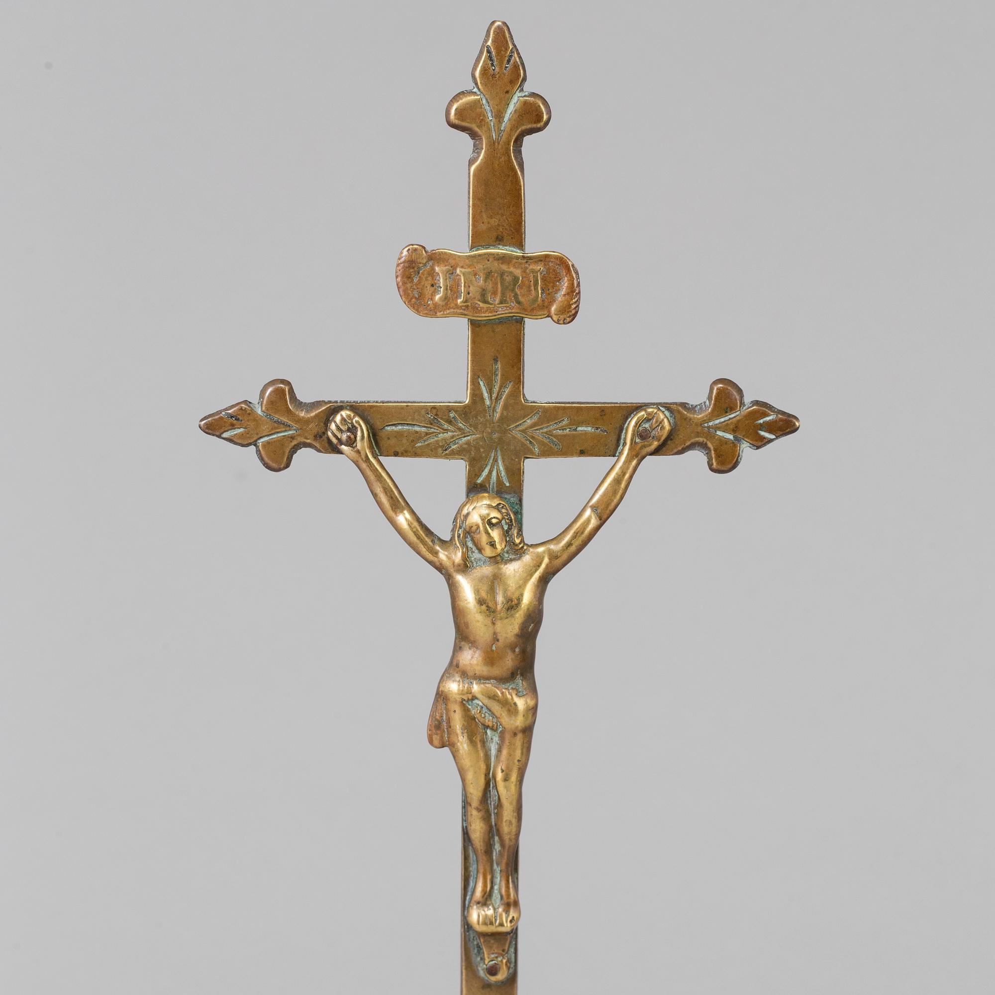 AN 19TH CENTURY BRONZE CRUCIFIX.