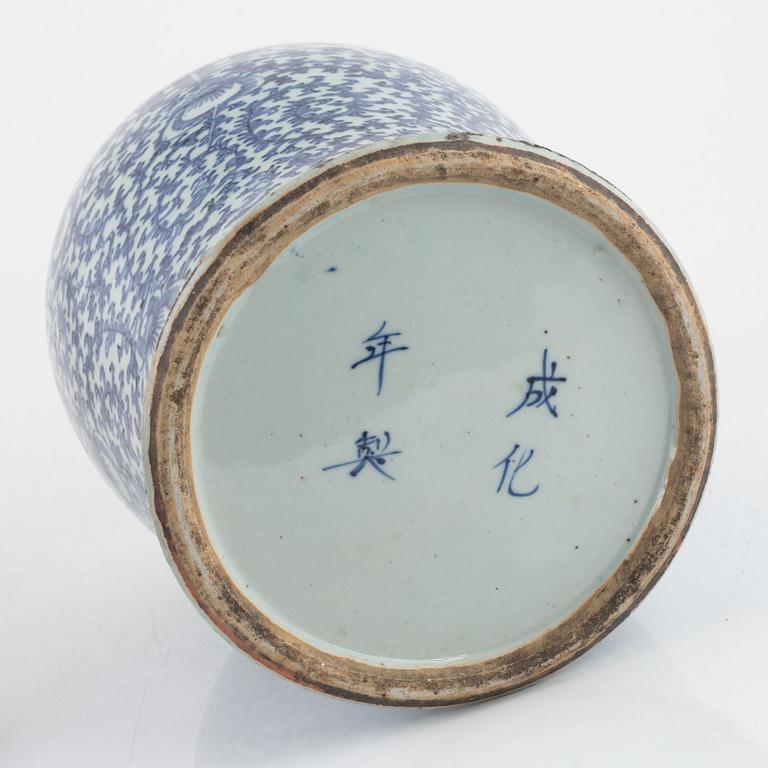 A lidded blue and white porcelain urn, China, late Qing dynasty.