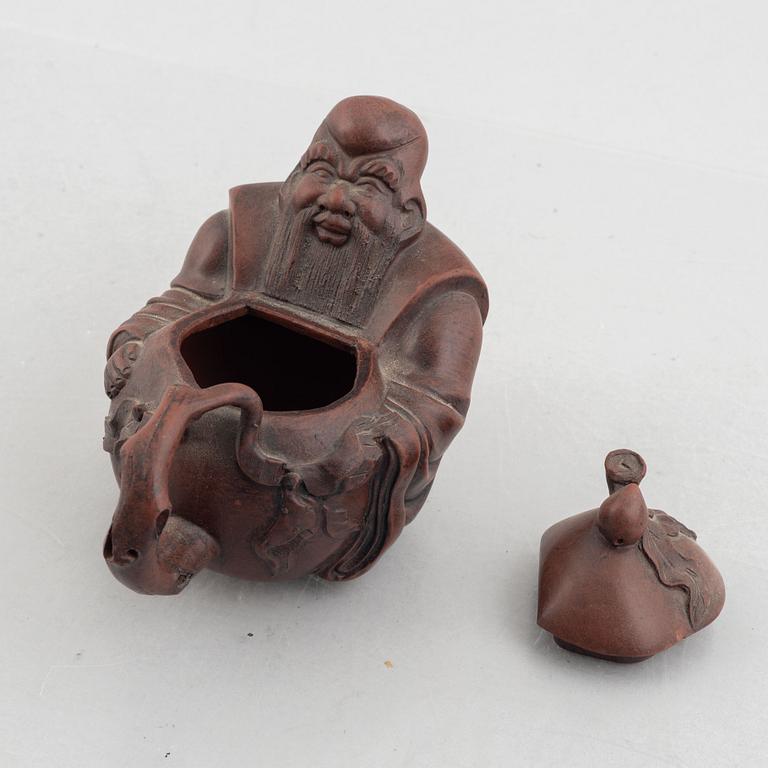A Chinese yixing teapot, 20th century.