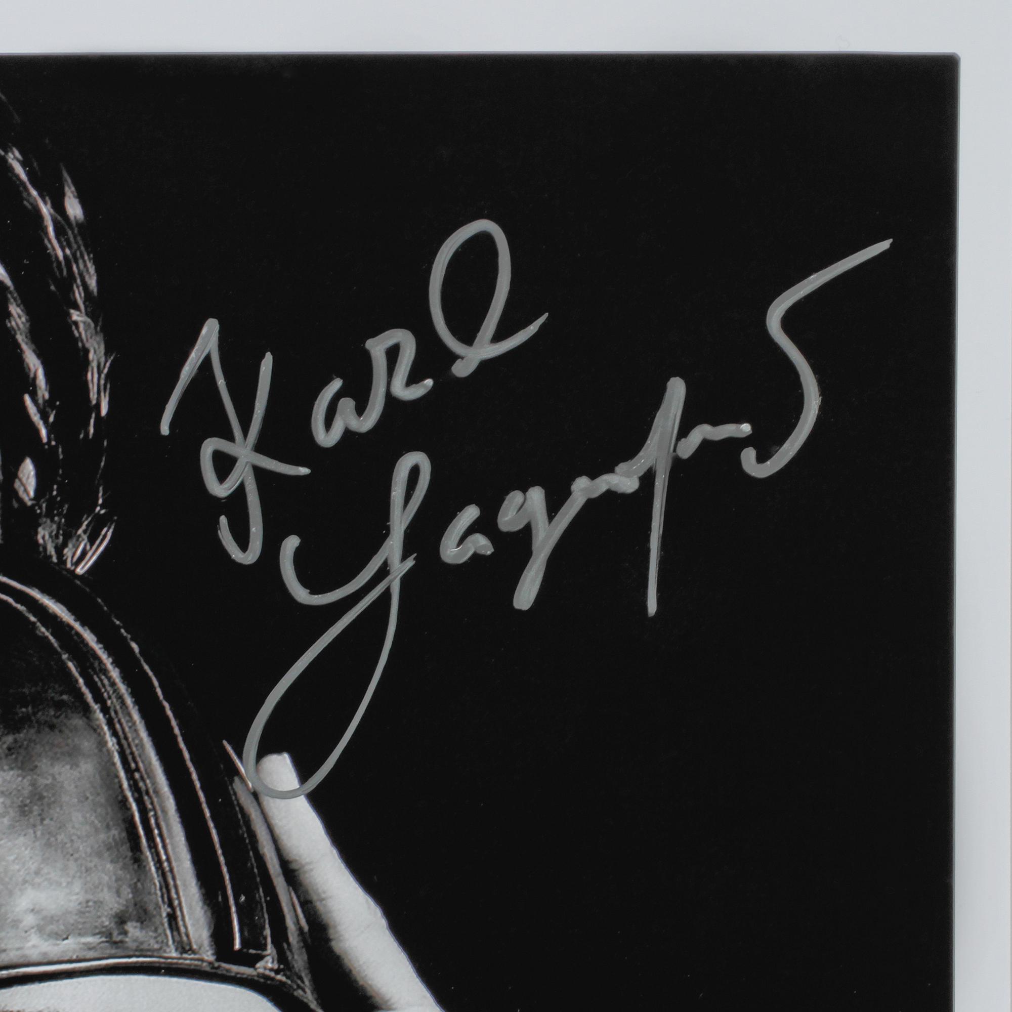 AUTOGRAFBILD, signerad Karl Lagerfeld, 2000-tal.
