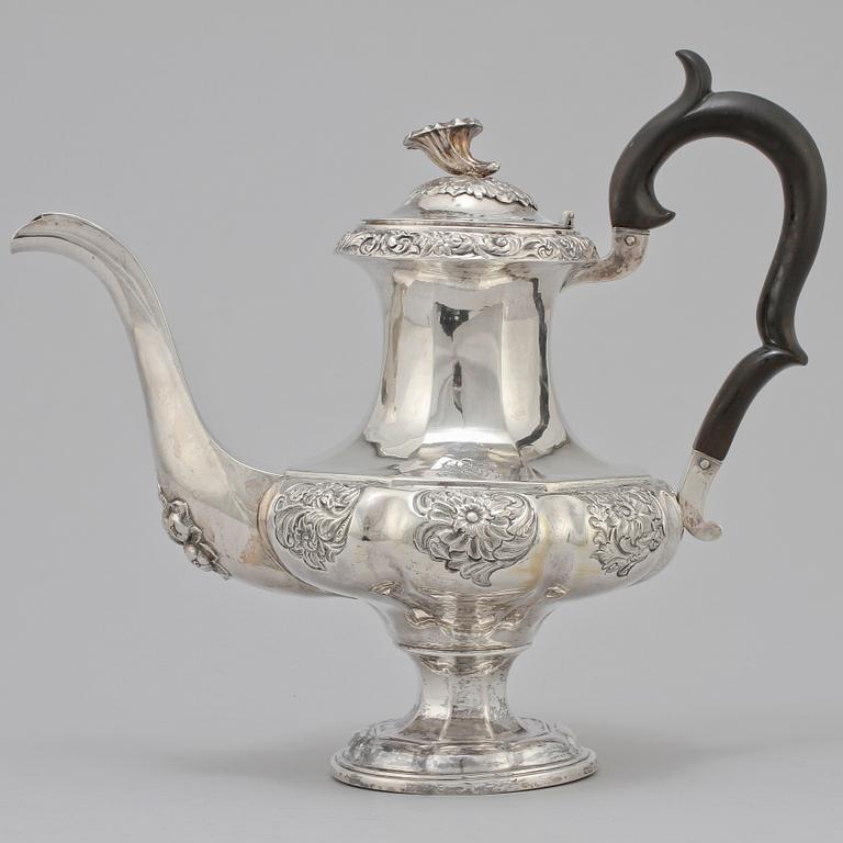 TEKANNA, silver, William Lyon, Göteborg, 1846. Tot vikt 680 g.