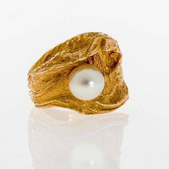 RING, 14K guld, pärla. Westerback, Helsingfors 1971, design Helky Juvonen. Vikt ca 6,7 g.