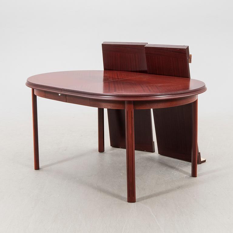 A 1970/80s mahogany dining table.