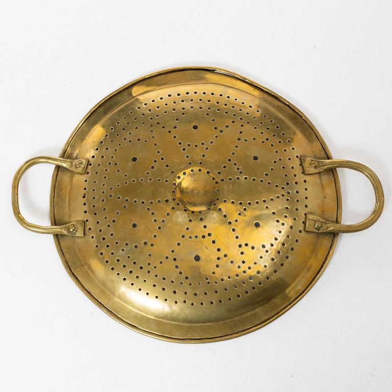 A brass colander, 18th / 19th century.