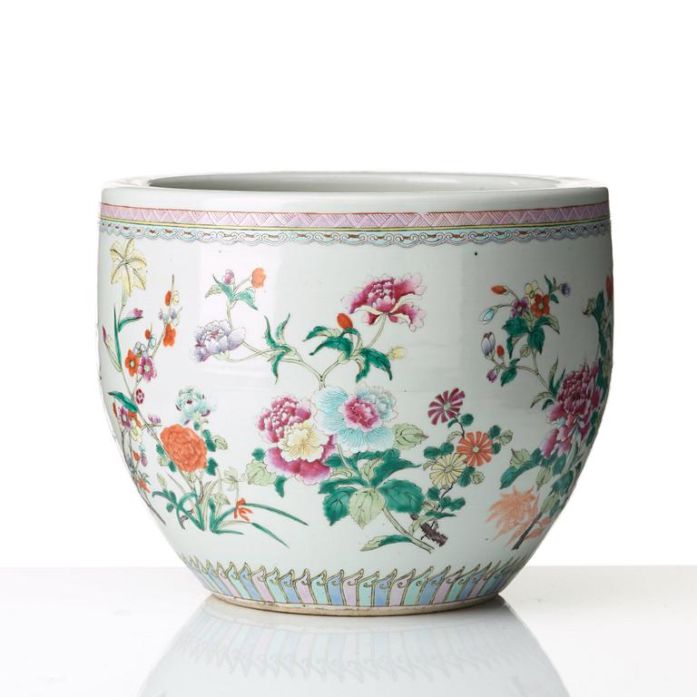 A famille rose flower pot, Qing dynasty, circa 1900.